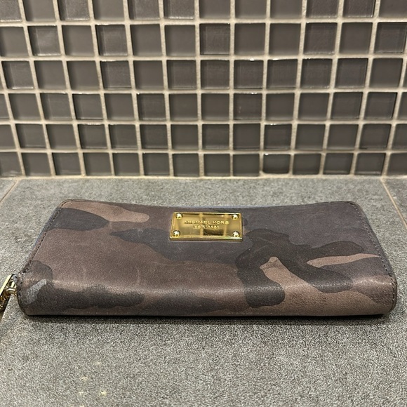 RARE Michael Kors Blue Camo Distressed Camouflage Leather Bag + FREE Makeup Bag - Picture 13 of 14